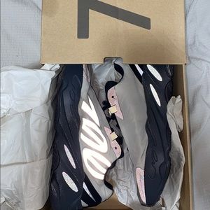 Yeezy Boost 700 MNVN bone